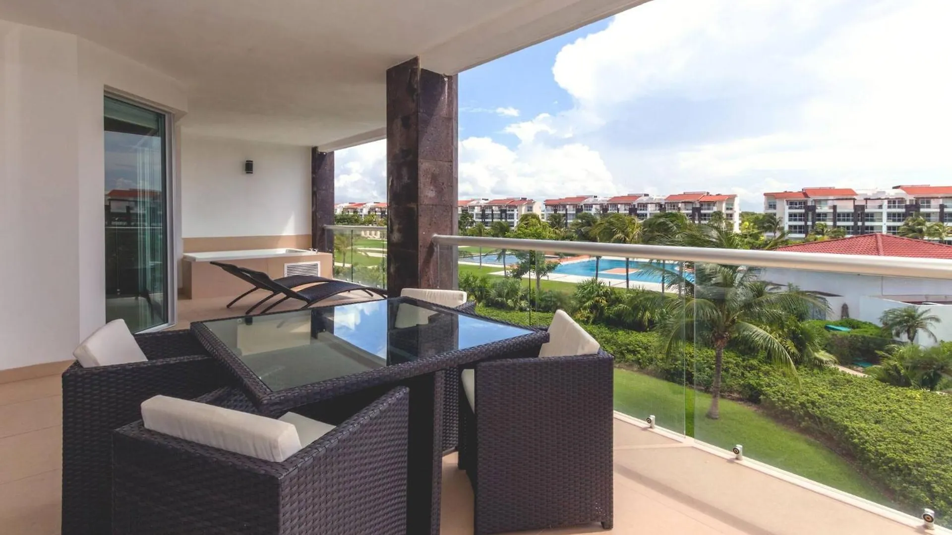 Dom wakacyjny Luxury 3 Bedroom Condo - Beachfront Complex At Mareazul - Buena Vida Playa del Carmen Meksyk